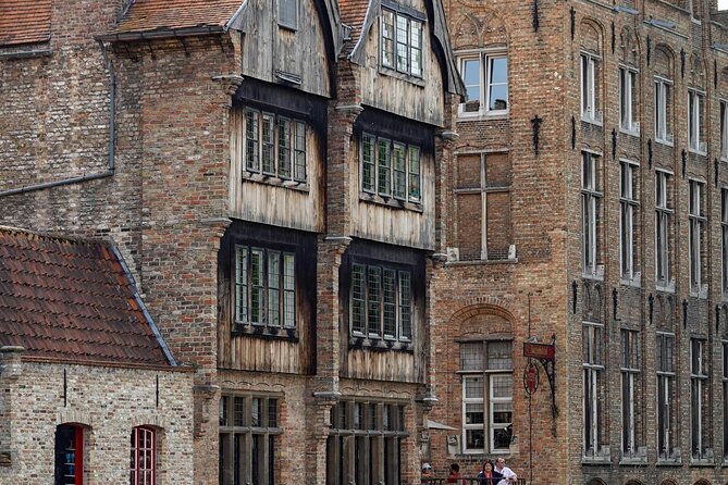 2-Hour Historical Walking Tour in Bruges with Praline Included - From World Wars to the Gruuthuse Beer Story