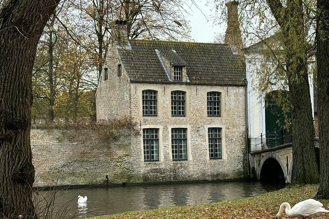 2-Hour Historical Walking Tour in Bruges with Praline Included - Chocolate-Lover Streets, a Love Bridge, and Flemish Primitives