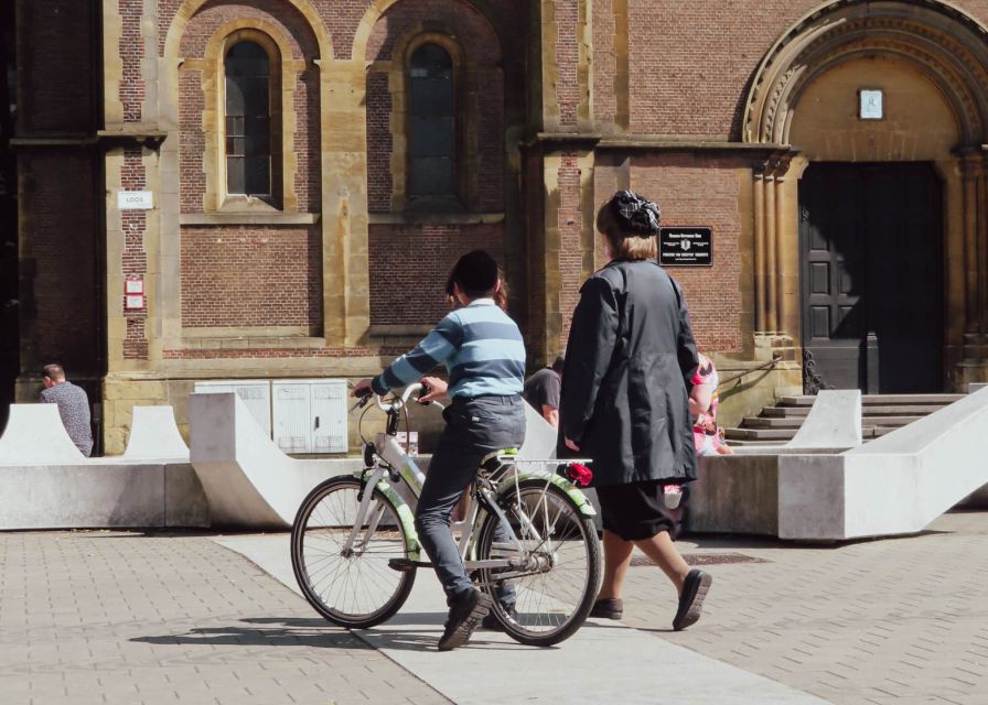 Antwerp: Jewish Neighbourhood Guided Walking Tour - Meeting point at De Keyserlei, and how to recognize your guide