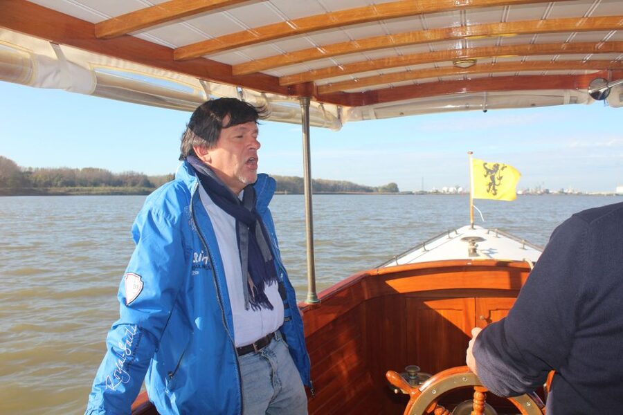 Antwerp: Private Old Harbour Boat Tour Incl. Drinks & Snacks - Drinks and snacks: small detail, real comfort