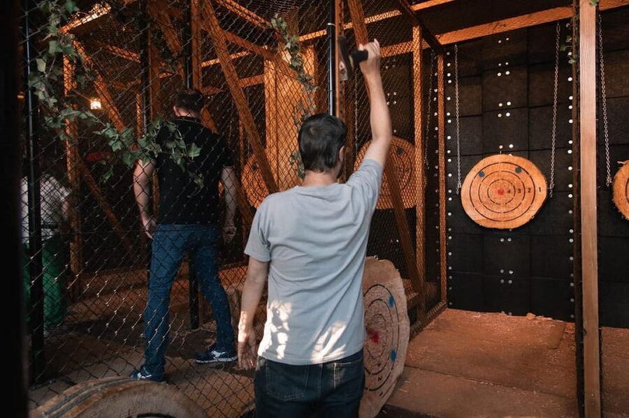 Axe Throwing Experience - First Impressions at WoodCutter Brussels Indoor Lanes