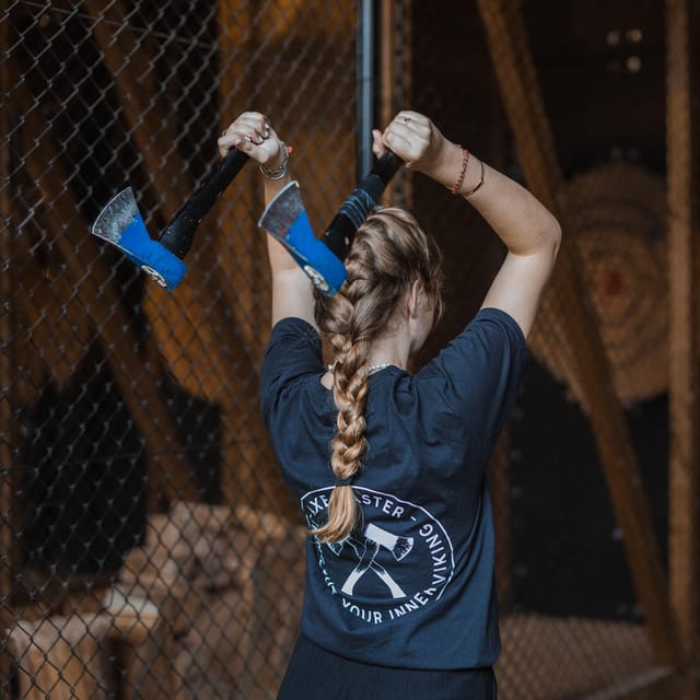AXE THROWING EXPERIENCE IN ANTWERP - Getting ready: the safety briefing and coaching rhythm