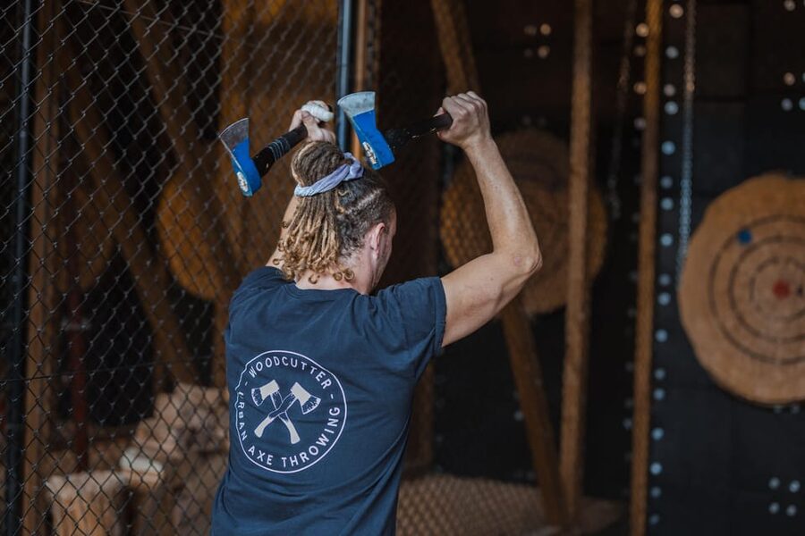 AXE THROWING EXPERIENCE IN ANTWERP - Unlimited throws, so you can actually learn by repeating