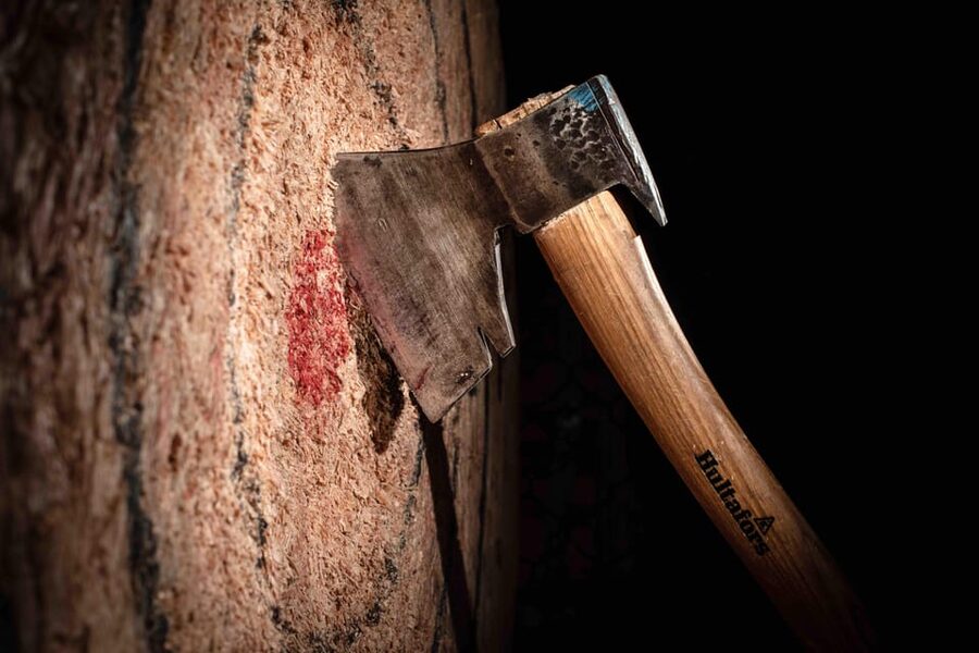 AXE THROWING EXPERIENCE IN ANTWERP - Trickshots and the friendly in-lane tournament