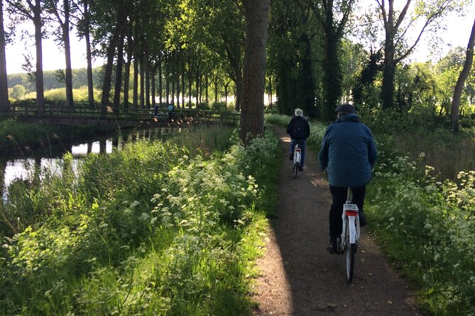 BikeTour Bruges & Damme in Spanish and English - Stop 2: Bruges windmills along the big canal