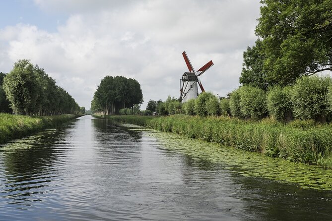 BikeTour Bruges & Damme in Spanish and English - Stop 3: Damme Canal, a medieval town, and a windmill that still runs