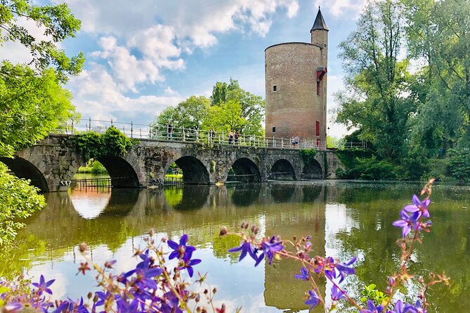 BikeTour Bruges & Damme in Spanish and English - Stop 6: Back to Bruges through neighborhoods and cobblestones