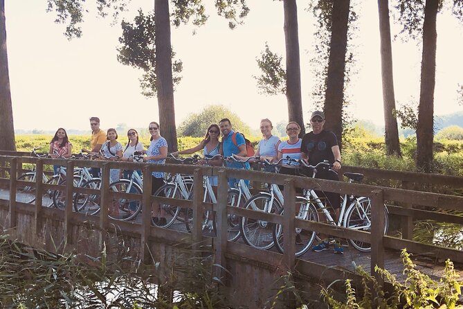 BikeTour Bruges & Damme in Spanish and English - Stop 1: Minnewater, the bridge of love, and the city wall walk