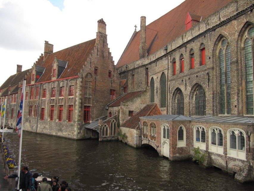Bruges: 2.5-Hr Walking Tour from train station to Markt - Gruuthuse Museum, Dijver, and the Groeninghe Museum area