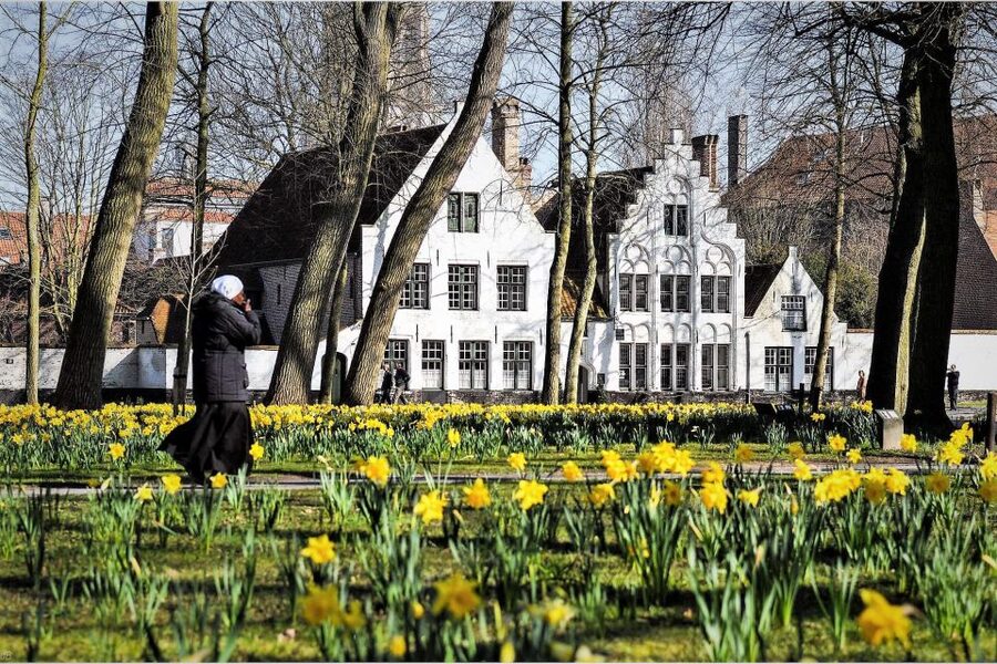 Bruges Beer and Chocolate Walking Tour - Choco Story Stop: Peru and Madagascar Chocolate Tastings