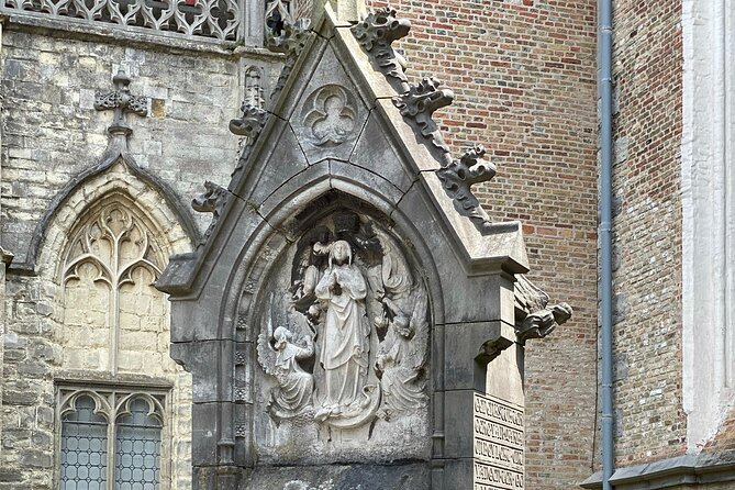 Bruges by a Local: Exciting Stories, Mysteries, People and Choco - 2be Beer Wall: the bonus stop that turns history into a break