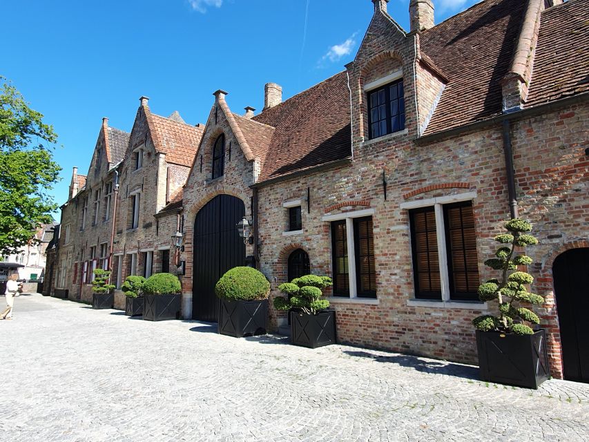 Bruges by bike with family and friends! - Kruispoort gate, Sint-Janshuismolen, and St. Anna streets for the full center loop
