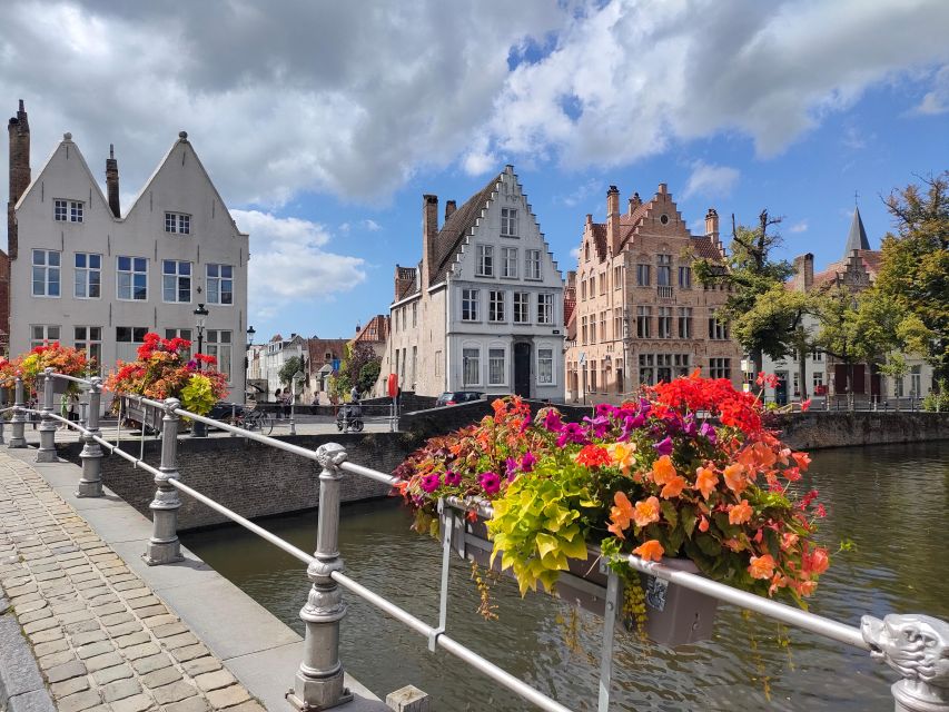 Bruges by bike with family and friends! - Starting at Bruges Historium, right in the Market Square