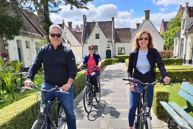 Bruges by bike with friends and family! - Quick reasons to book this Bruges bike ride