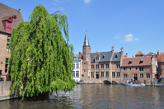 Bruges by bike with friends and family! - Ten Wijngaarde beguinage and Minnewater, the calm contrast