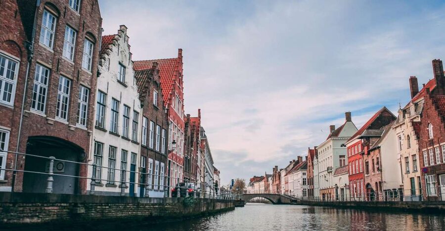 Bruges: Express Walk with a Local in 60 minutes - Meeting Point at Aux Merveilleux De Fred Bruges