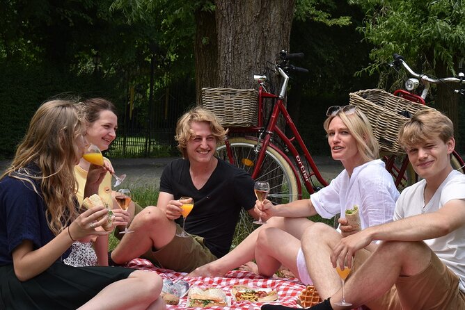 Bruges, Guided Retro Biketour: Highlights and Hidden Gems - Mary of Burgundy statue: the story anchor near the finish