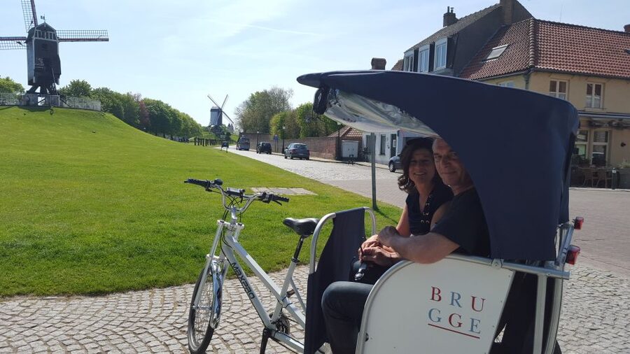 Bruges: Guided Rickshaw Tour - Market Square start, and how the first 15 minutes shape everything