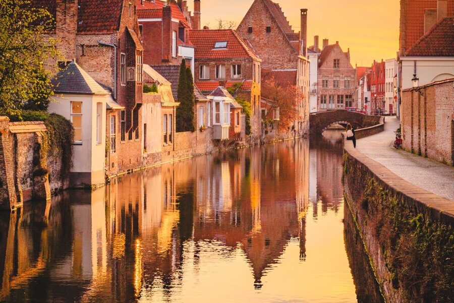 Bruges: Guided Walking Tour - Huidenvettersplein, Burg Square, and the Gothic Town Hall