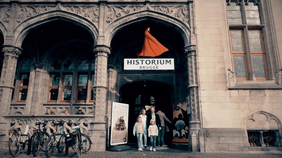 Bruges: Historium Bruges Story and VR Ticket - Staff, audio guides, and what language coverage means