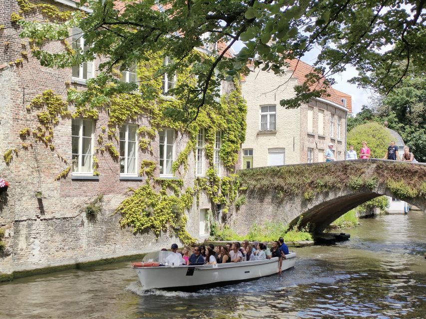 Bruges: Small Group Boat Cruise and Guided Walking Tour - Starting at the Historium, then getting your bearings on Markt