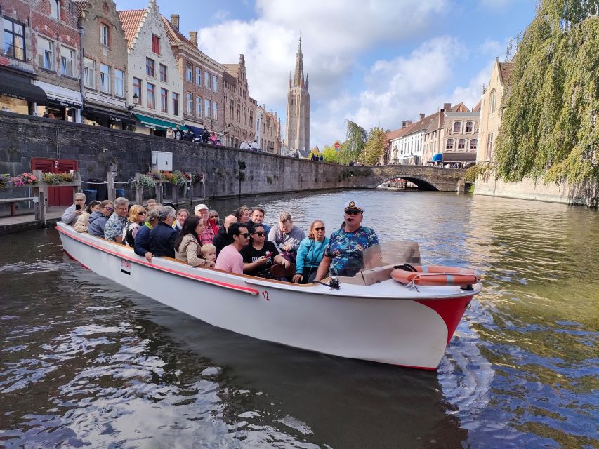 Bruges: Small Group Boat Cruise and Guided Walking Tour - The canal cruise with the captain: 40 minutes near Beguinage views