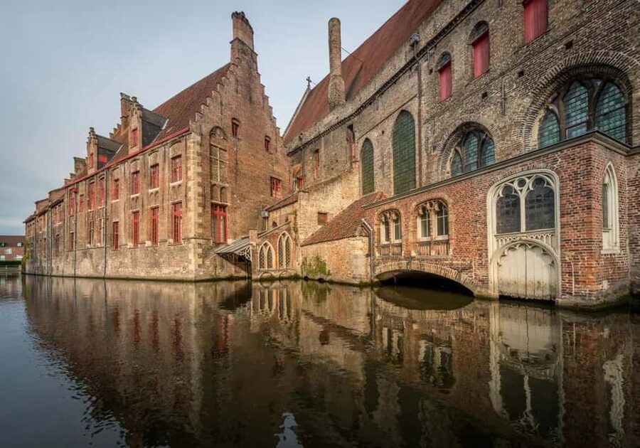 Bruges: Ticket Museum Sint-Janshospitaal - Memling masterpieces, and why they feel made for the room