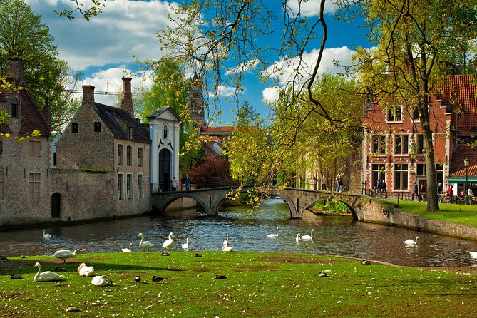 Bruges Walking Tour - Stop 1: Minnewater Lake, the Love Story and the First Scenic Angle