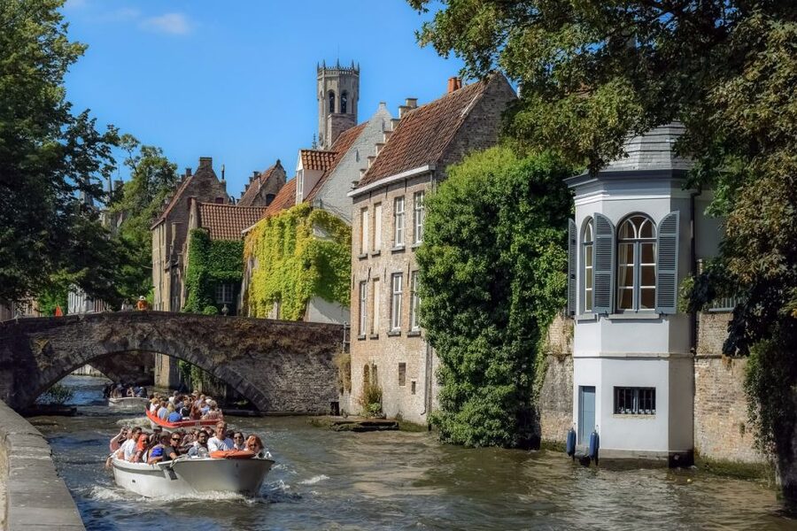 Bruges: Walking Tour, Canal Boat Trip w/Beer Tasting Option - Getting started: your meeting point and your first “where am I?” moment