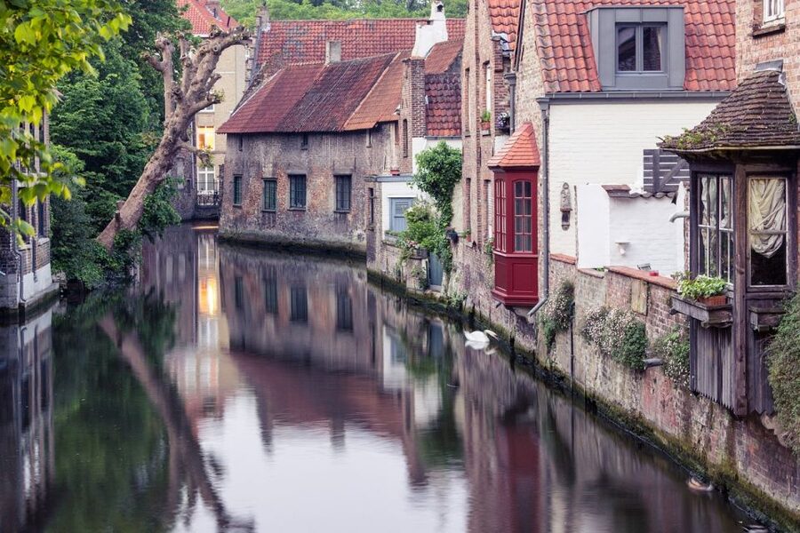 Bruges: Walking Tour, Canal Boat Trip w/Beer Tasting Option - The beer tasting option: who gets it and what to expect