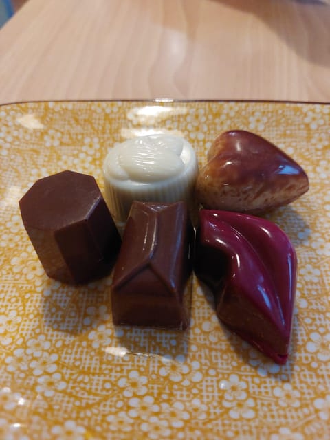 Bruges: Walking Tour with Hot Chocolate & Chocolate Tasting - Key highlights worth your attention