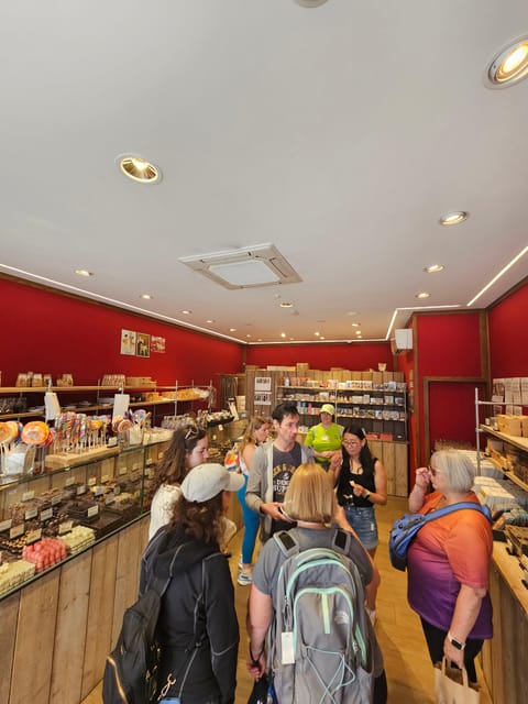 Bruges: Walking Tour with Hot Chocolate & Chocolate Tasting - Church of Our Lady and Walplein Square, quick art stops