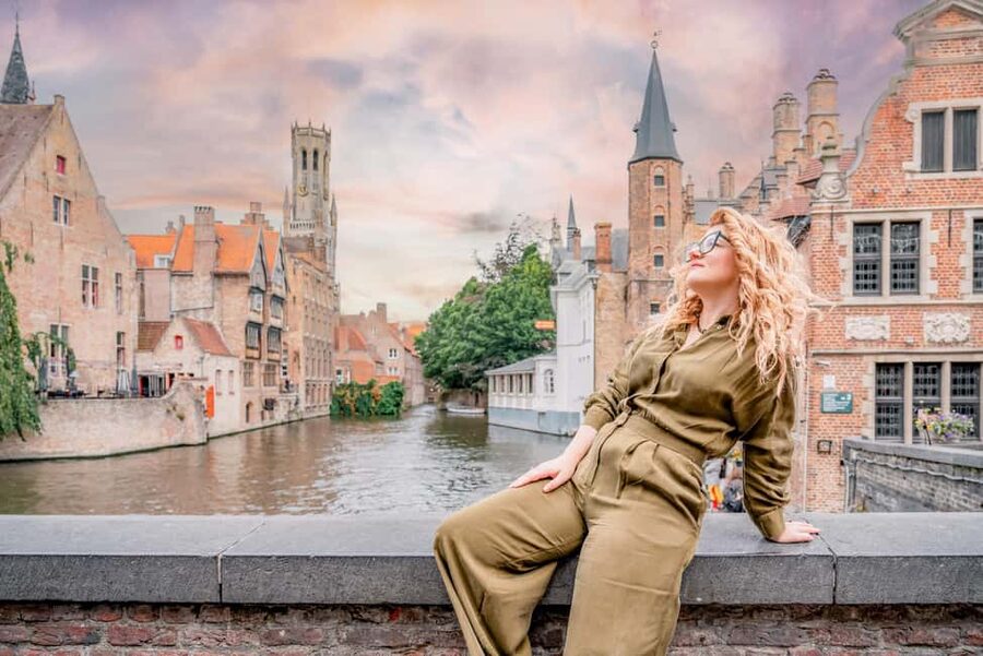 Bruges : Your private 1 hour photoshoot in the medieval city - Finding your photographer at Jan van Eyckplein