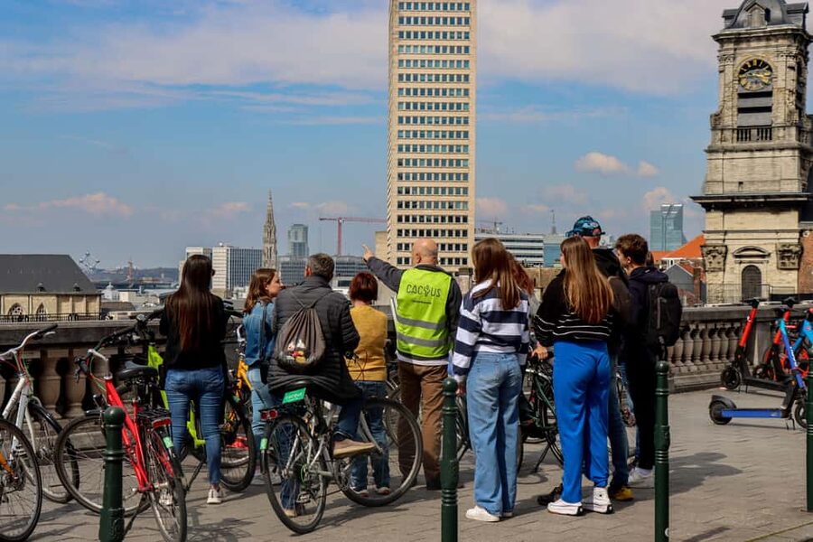 Brussels: City Highlights and Hidden Gems Bike Tour - Choosing your bike and setting a comfortable pace