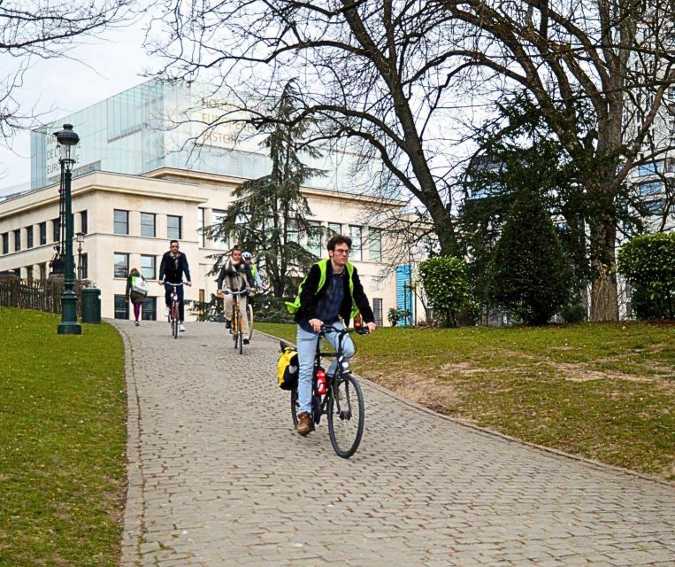 Brussels: City Highlights and Hidden Gems Bike Tour - Coffee break and local atmosphere, with time to connect