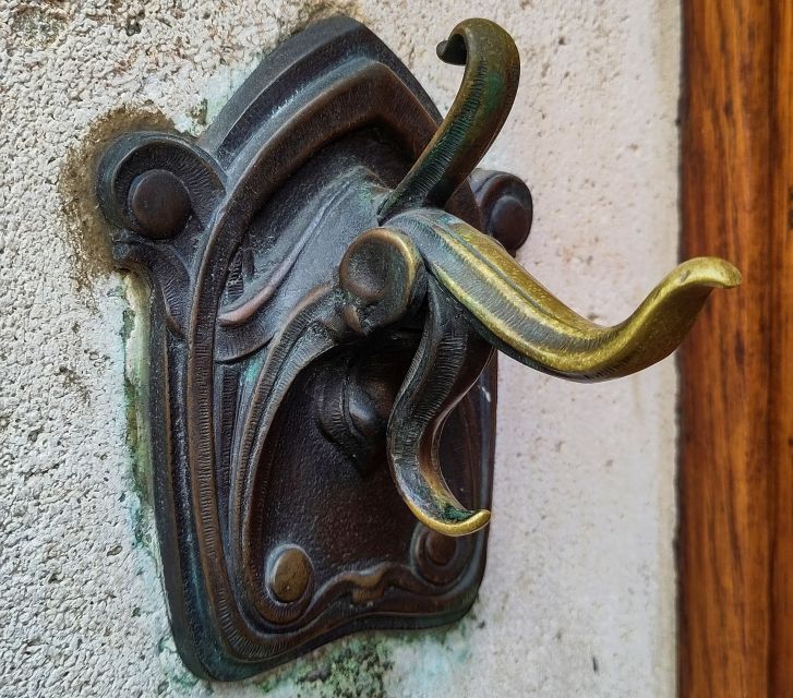 Brussels: Fall and Rise of Art-Nouveau Guided Tour - Finding the group at Horta Metro, lines 3 and 4