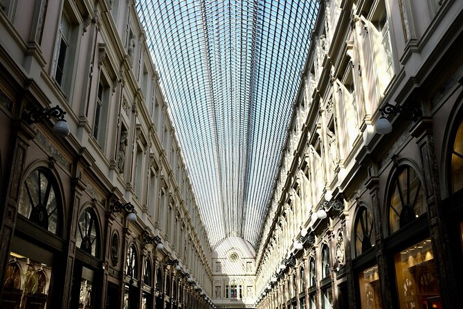 Brussels Highlights Walking and Bus Tour w/ Waffle - Guides, group size, and the multilingual narration trade-off