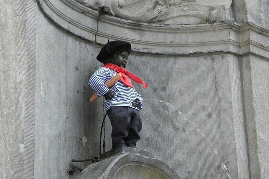 Brussels Must-See Attractions Walking Tour - Jacques Brel statue and Jeanneke Pis, two kinds of Brussels humor