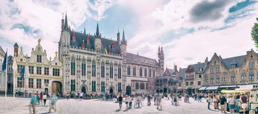 Brussels: Private & Customizable Day Trip to Bruges - Lake of Love and Minnewaterpark, calm time in the middle of the day