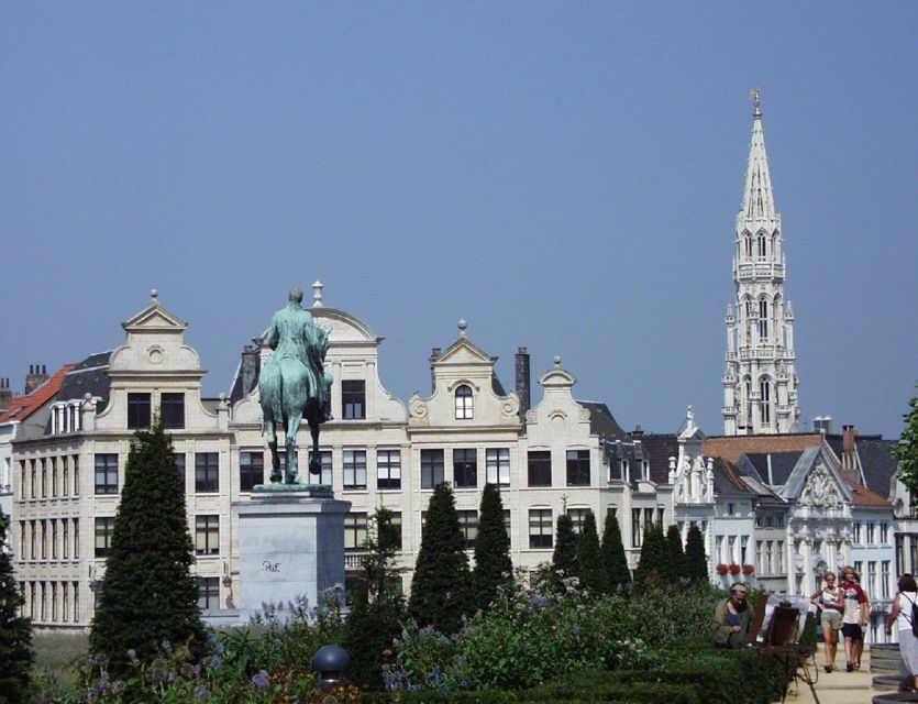 Brussels: Walking Tour from Central Station to Manneken Pis - Getting oriented fast at Brussels Central Station
