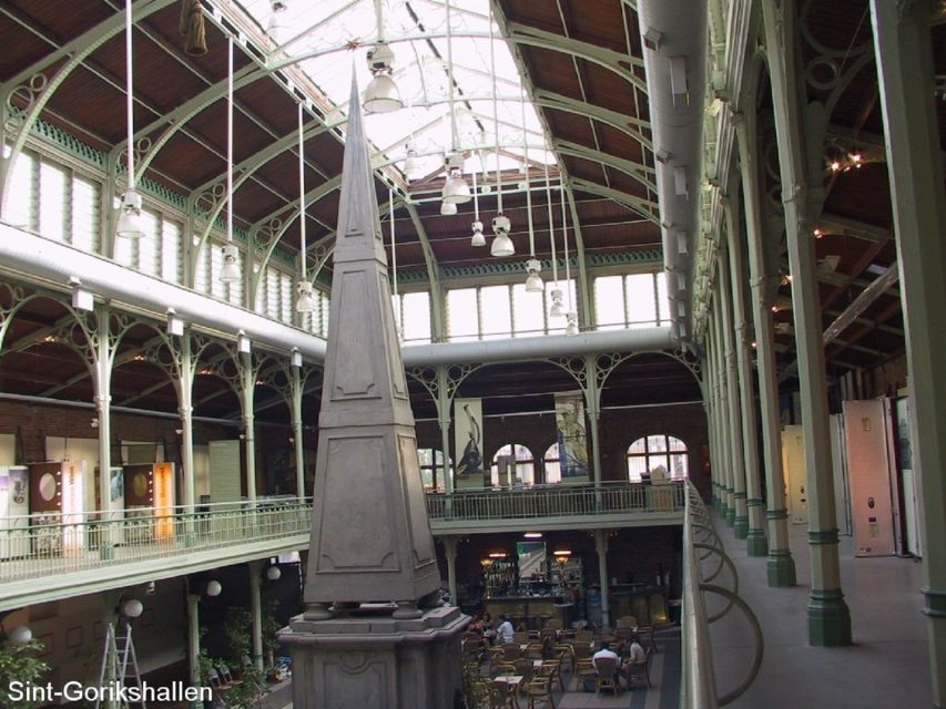 Brussels: Walking Tour from Central Station to Manneken Pis - What your guide actually adds, from art angle to practical city tips