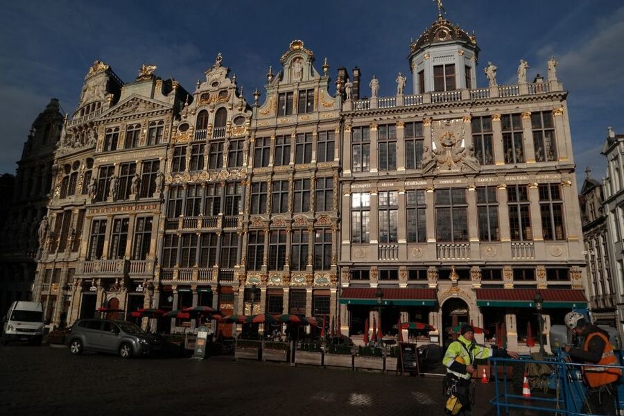 Brussels: Walking Tour from Central Station to Manneken Pis - Walking time and route style: how to plan your day around 150 minutes