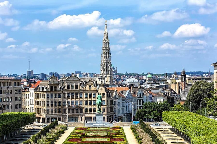 Brussels: Walking Tour with Belgian Lunch, Chocolate, & Beer - The sweet finish: waffle at the Royal Galleries plus coffee or tea