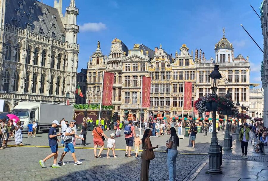 Brussels: Walking Tour with Belgian Lunch, Chocolate, & Beer - Group size and guide style: you want friendly and talkative