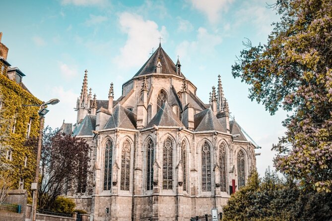 Discover Mons while playing! Escape game - The alchemist - Mons at night, but make it a game