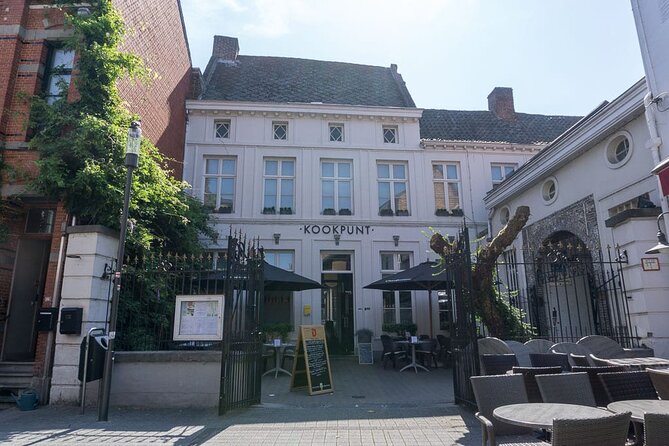 e-Scavenger hunt Hasselt: Explore the city at your own pace - Gin Museum, Virga Jesse, and St. Quintinus Cathedral: early wins