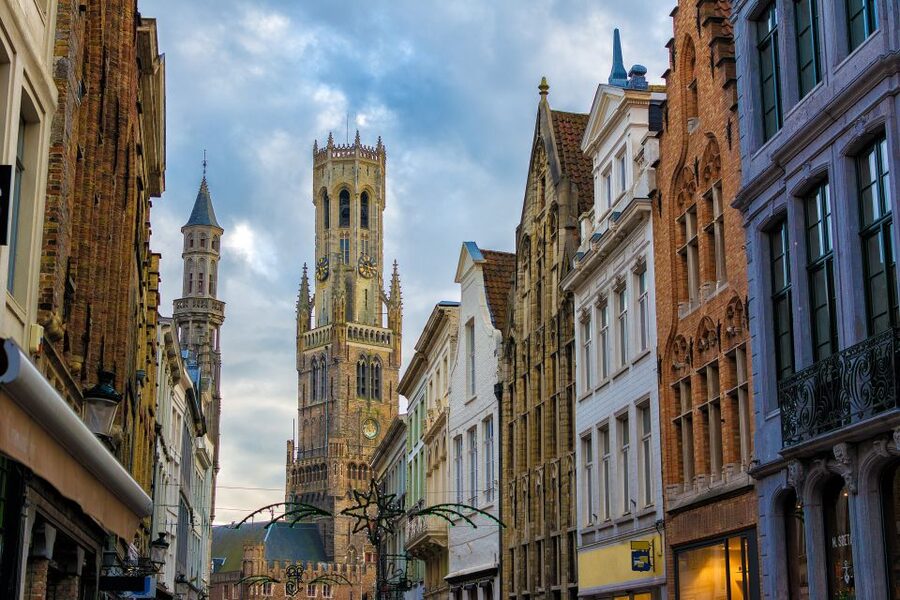 From Amsterdam: Bruges Day Trip in Spanish with Boat Option - Booking Fit: Who This Tour Is Best For