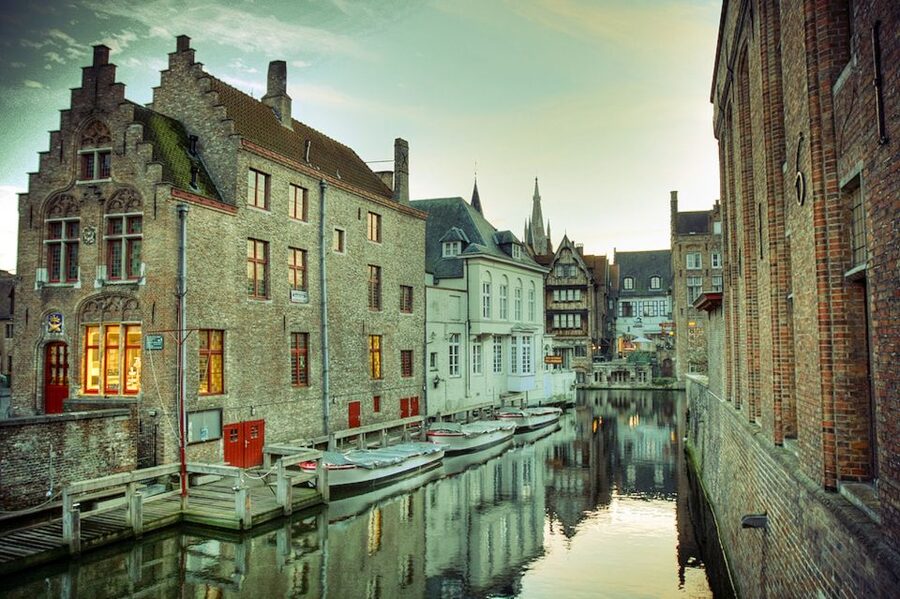 From Amsterdam: Day Trip to Bruges in Spanish or English - From Amsterdam by bus: how the long ride sets you up