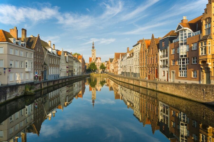 From Amsterdam: Day Trip to Bruges in Spanish or English - Entering Bruges the right way: Markt Square, Belfry, and Town Hall