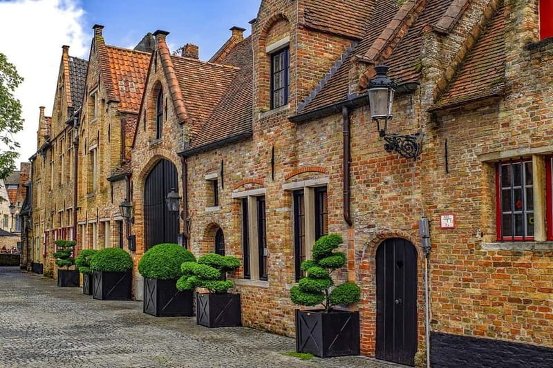 From Amsterdam: Private Sightseeing Tour to Bruges - Lace, Chocolate, and Waffles: Shopping Without Losing the Day